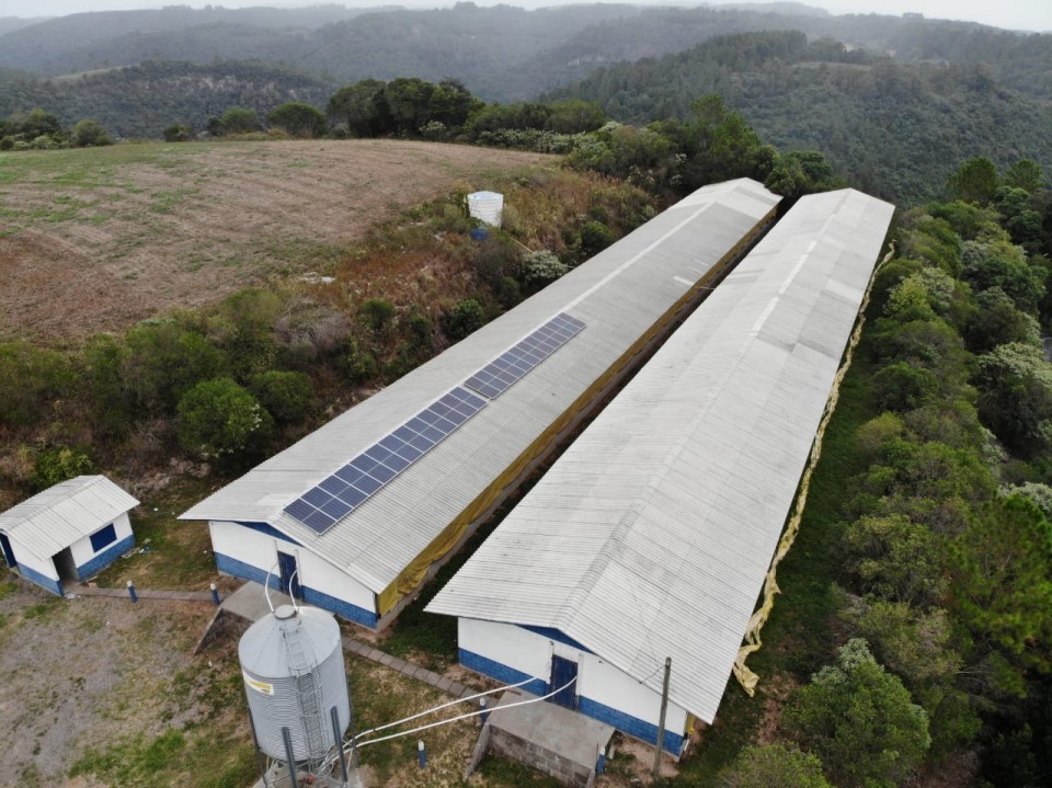 900 kW/mês